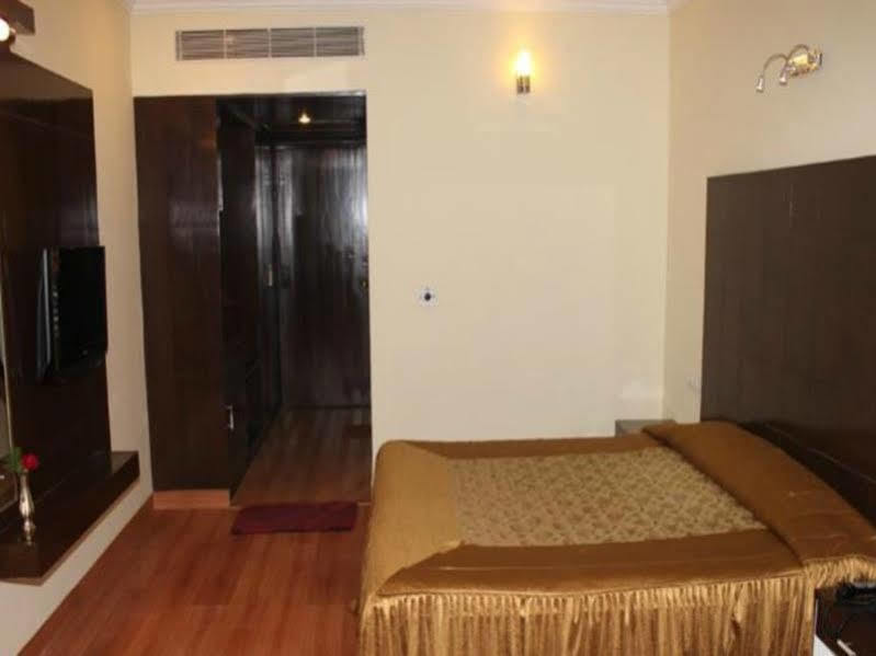 ורנאסי Hotel Vaibhav מראה חיצוני תמונה
